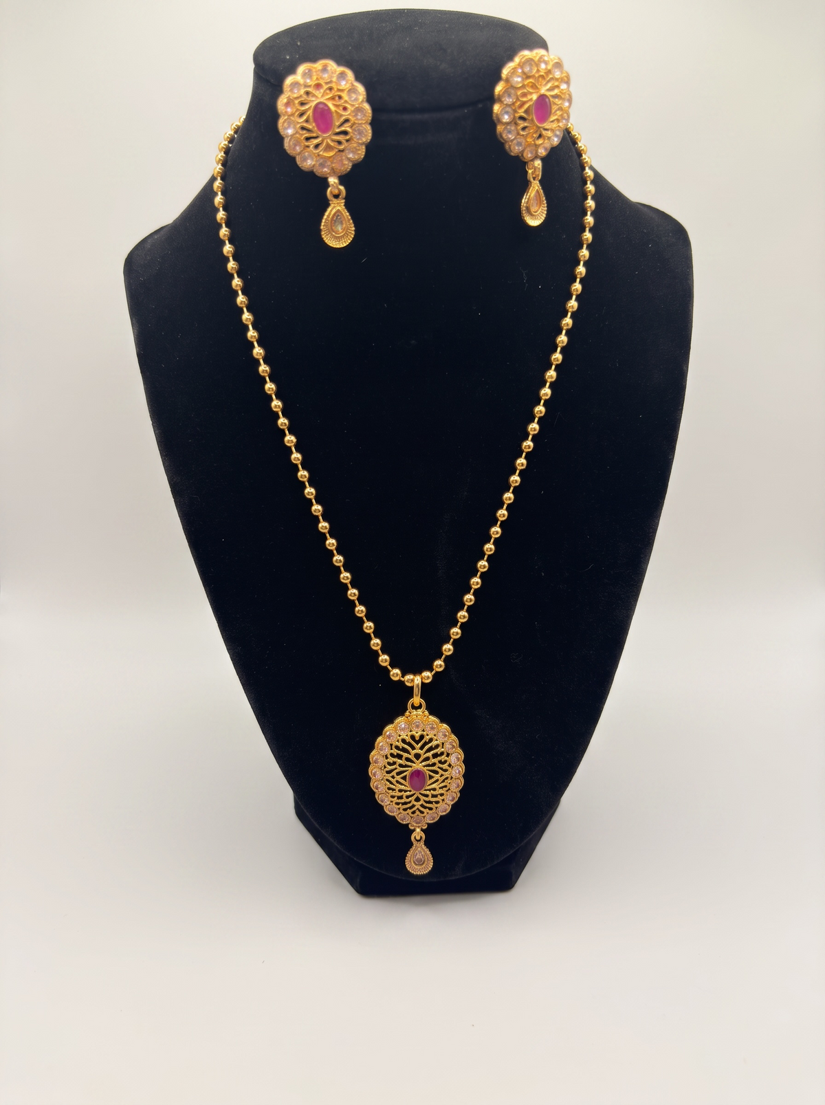 Meera Gold Filigree Pendant Set
